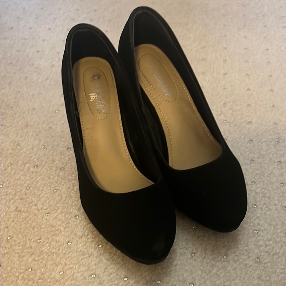 Elegant Black Women's Pumps (W 8)